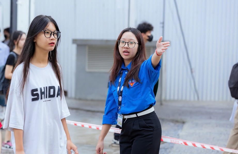 Bộ GD&ĐT c&ocirc;ng bố phổ điểm v&agrave; quy đổi điểm 7 tổ hợp thi THPT 2025- Ảnh 1.