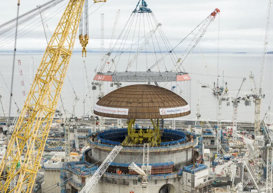 Cẩu trục lớn nhất thế giới thi c&ocirc;ng m&aacute;i v&ograve;m 245 tấn l&ecirc;n t&ograve;a nh&agrave; l&ograve; phản ứng hạt nh&acirc;n- Ảnh 1.