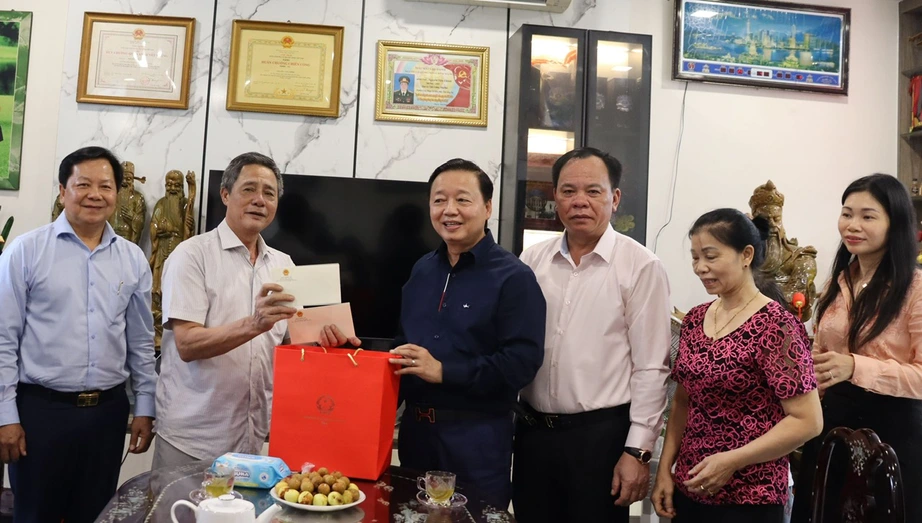 Ph&oacute; Thủ tướng Trần Hồng H&agrave; thăm, tặng qu&agrave; người c&oacute; c&ocirc;ng tỉnh Đồng Nai dịp 27/7- Ảnh 2.
