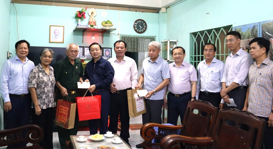 Ph&oacute; Thủ tướng Trần Hồng H&agrave; thăm, tặng qu&agrave; người c&oacute; c&ocirc;ng tỉnh Đồng Nai dịp 27/7- Ảnh 1.
