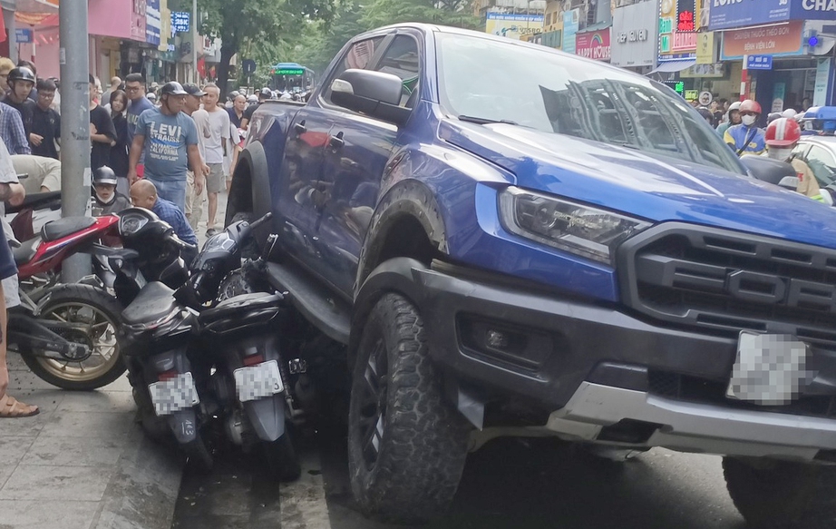 H&agrave; Nội: Tường tr&igrave;nh của t&agrave;i xế xe b&aacute;n tải t&ocirc;ng 9 xe m&aacute;y ở Kh&acirc;m Thi&ecirc;n- Ảnh 1.