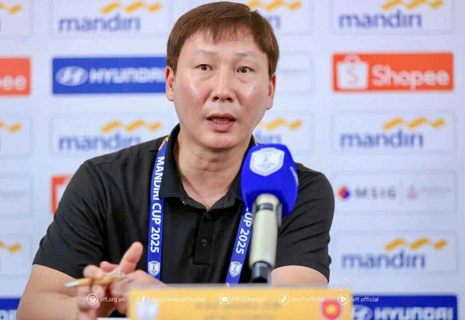 HLV Kim Sang-sik tự tin đ&aacute;nh bại U23 Philippines.