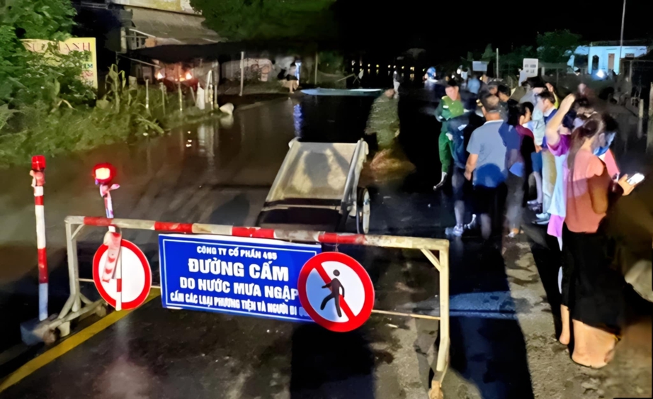 Nghệ An: Lũ tràn xuống hạ du, người dân lại trắng đêm chạy lũ- Ảnh 2. Nghệ An: Lũ tràn xuống hạ du, người dân lại trắng đêm chạy lũ- Ảnh 2.