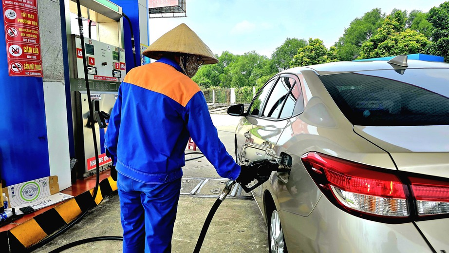 Gi&aacute; xăng giảm về s&aacute;t 19.000 đồng/l&iacute;t- Ảnh 1.