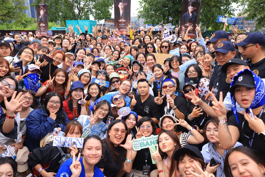 Kh&aacute;n giả "đu idol" tại Anh trai vượt ng&agrave;n ch&ocirc;ng gai.