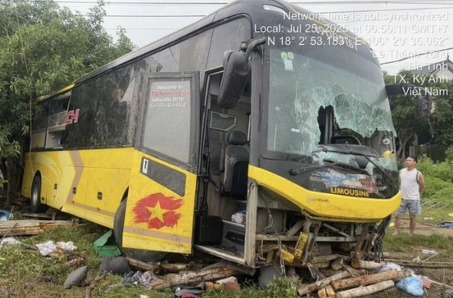 Làm rõ giấy phép vận tải và phù hiệu xe khách lật làm 10 người chết ở Hà Tĩnh- Ảnh 1. Làm rõ giấy phép vận tải và phù hiệu xe khách lật làm 10 người chết ở Hà Tĩnh- Ảnh 1.