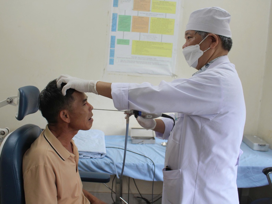 Gia Lai: Uống nước suối rừng, người đ&agrave;n &ocirc;ng bị con vắt d&agrave;i 8cm k&yacute; sinh trong mũi- Ảnh 1.