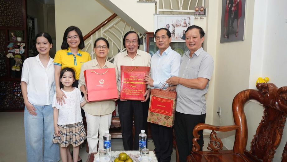 Thủ tướng Phạm Minh Ch&iacute;nh: Khai th&aacute;c hiệu quả hai bờ s&ocirc;ng Hương, ph&aacute;t triển nh&agrave; ở x&atilde; hội- Ảnh 4.