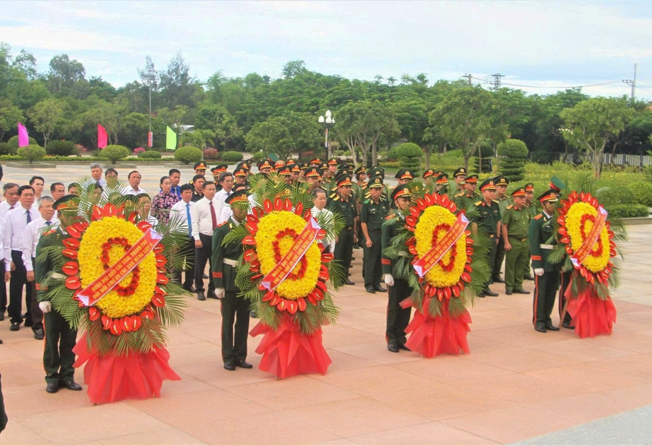 Ấn tượng chương tr&igrave;nh nghệ thuật "Bản h&ugrave;ng ca bất diệt" tri &acirc;n c&aacute;c anh h&ugrave;ng liệt sĩ- Ảnh 4.