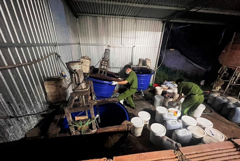 Triệt ph&aacute; cơ sở nghi sản xuất h&agrave;ng trăm tấn ph&acirc;n b&oacute;n giả b&aacute;n ra thị trường- Ảnh 1.