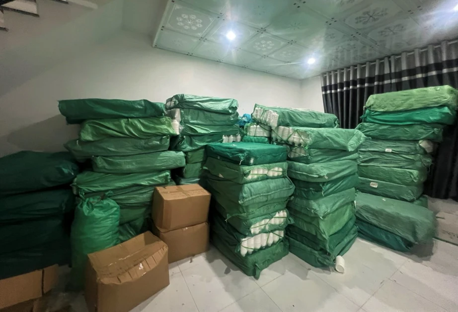 Triệt ph&aacute; cơ sở nghi sản xuất h&agrave;ng trăm tấn ph&acirc;n b&oacute;n giả b&aacute;n ra thị trường- Ảnh 2.