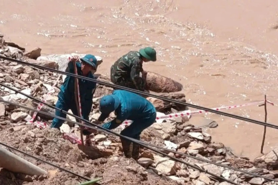 Ph&aacute;t hiện quả bom nặng khoảng 100kg ở quốc lộ 7 tại Nghệ An- Ảnh 1.