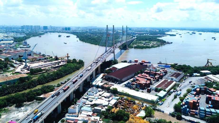 CSGT TP.HCM cảnh b&aacute;o xe chết m&aacute;y tr&ecirc;n cầu Ph&uacute; Mỹ g&acirc;y &ugrave;n tắc- Ảnh 2.