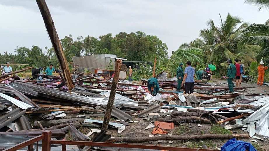 Lốc xoáy làm sập, tốc mái 22 căn nhà ở Cà Mau- Ảnh 1. Lốc xoáy làm sập, tốc mái 22 căn nhà ở Cà Mau- Ảnh 1.