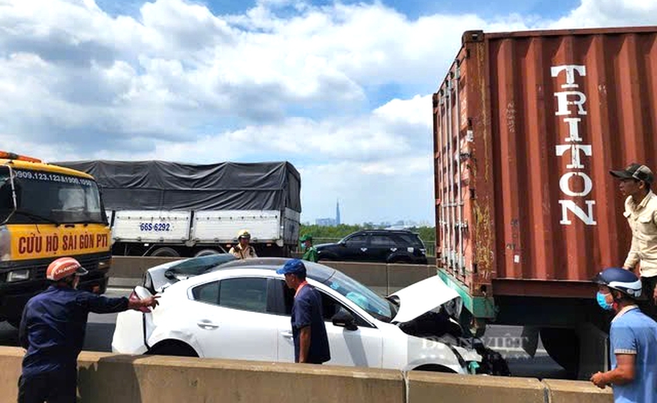 CSGT TP.HCM cảnh b&aacute;o xe chết m&aacute;y tr&ecirc;n cầu Ph&uacute; Mỹ g&acirc;y &ugrave;n tắc- Ảnh 1.