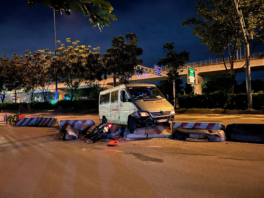 TP.HCM: T&ocirc;ng v&agrave;o hiện trường vụ tai nạn, 2 người nhập viện cấp cứu- Ảnh 2.