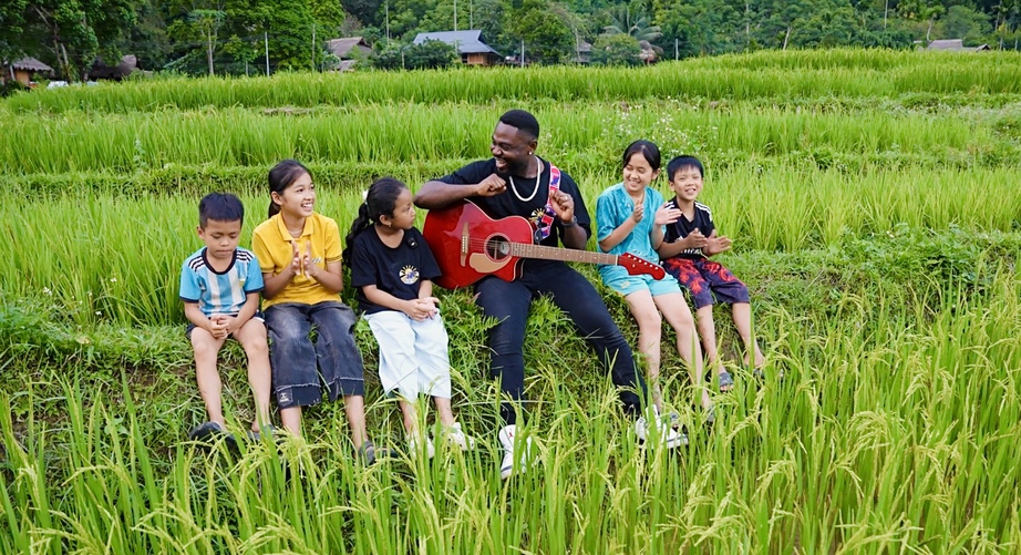 YouTuber người Nigeria Cee Jay bắt c&aacute;, sống giữa chuồng vịt khi tham gia Cha con vạn dặm- Ảnh 1.