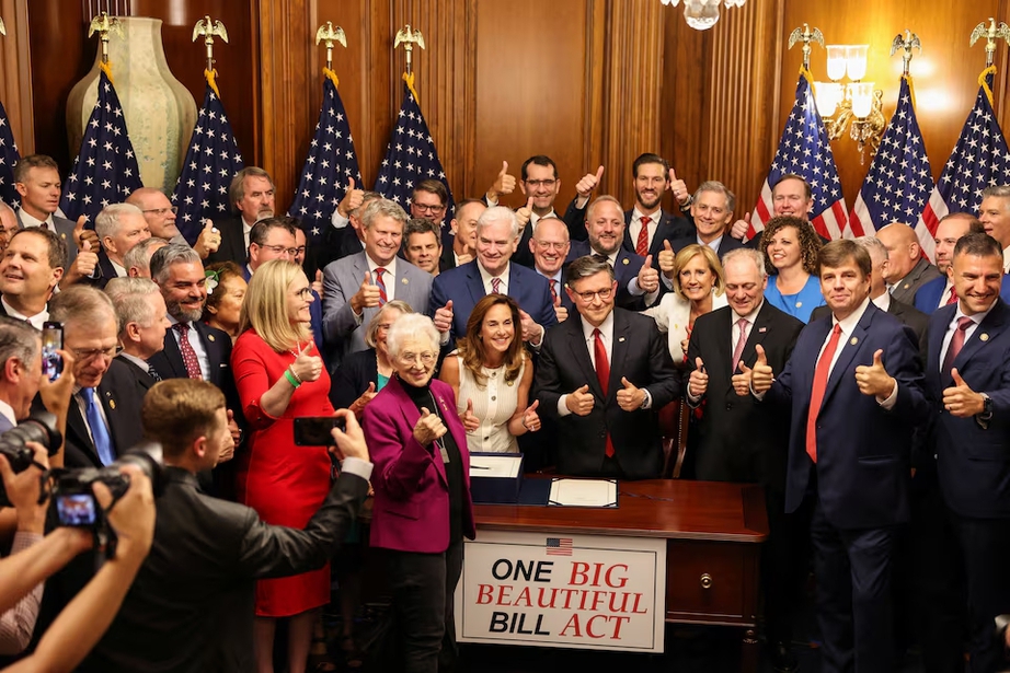 Quốc hội Mỹ th&ocirc;ng qua dự luật cắt giảm thuế v&agrave; chi ti&ecirc;u quy m&ocirc; lớn của &ocirc;ng Trump- Ảnh 1.