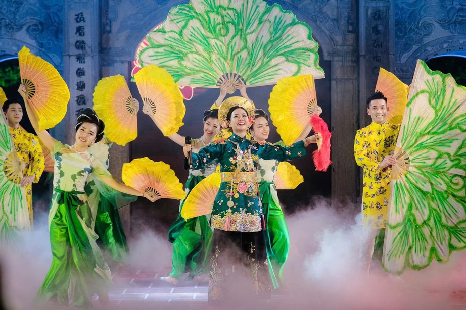 Ca sĩ, Ths - Đại &uacute;y Lương Nguyệt Anh, giảng vi&ecirc;n Khoa Thanh nhạc (Trường Đại học Văn h&oacute;a Nghệ thuật Qu&acirc;n đội).