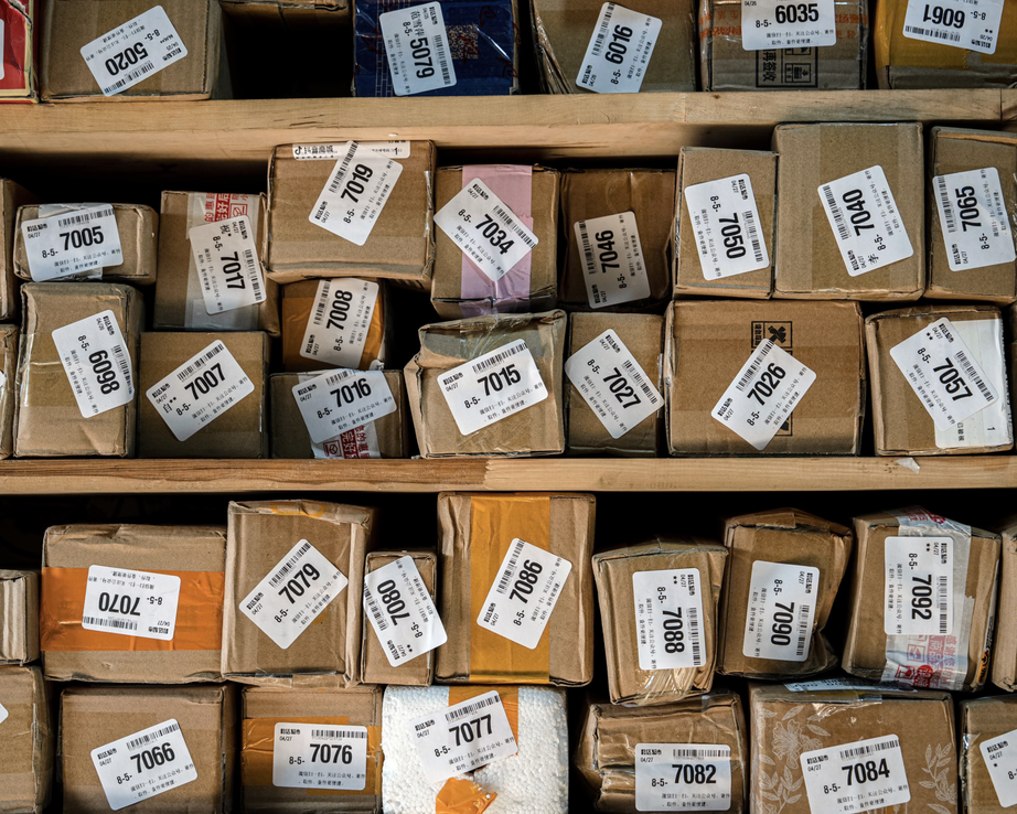 Mỹ đ&igrave;nh chỉ ch&iacute;nh s&aacute;ch miễn thuế nhập khẩu với tất cả h&agrave;ng h&oacute;a gi&aacute; trị thấp- Ảnh 1.