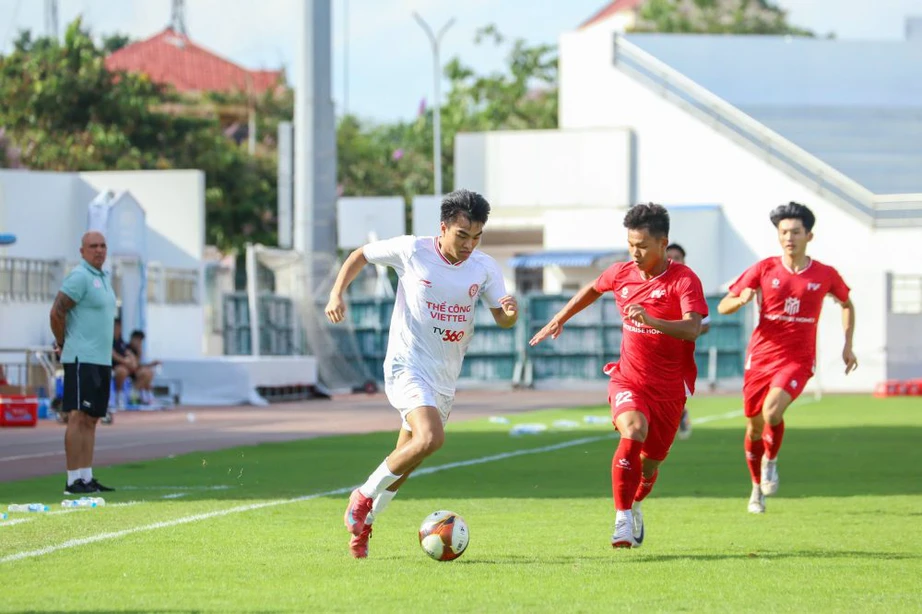 Người h&ugrave;ng U23 Việt Nam bị &ldquo;kh&oacute;a chặt", Thể C&ocirc;ng Viettel thua chung kết U21 Quốc gia- Ảnh 1.