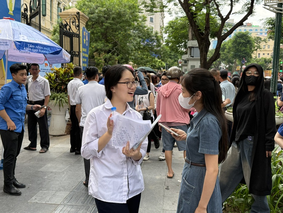 Bộ GD&ĐT c&ocirc;ng bố đ&aacute;p &aacute;n m&ocirc;n tiếng Anh thi tốt nghiệp THPT 2025- Ảnh 1.