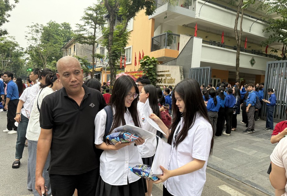 Bộ GD&ĐT c&ocirc;ng bố đ&aacute;p &aacute;n ch&iacute;nh thức m&ocirc;n To&aacute;n thi tốt nghiệp THPT 2025- Ảnh 1.