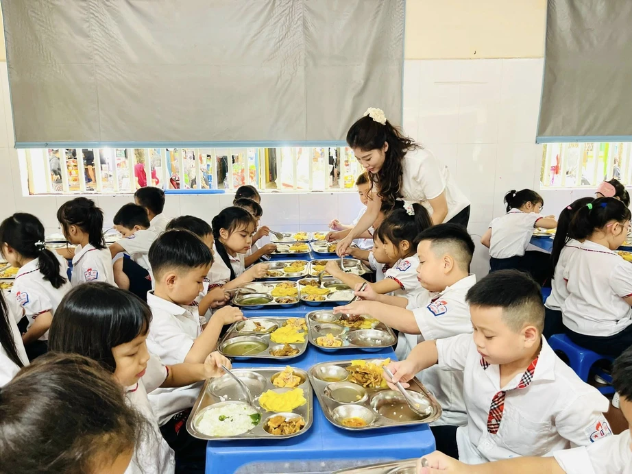 100% học sinh tiểu học được hỗ trợ bữa ăn bán trú tại Hà Nội- Ảnh 1. 100% học sinh tiểu học được hỗ trợ bữa ăn bán trú tại Hà Nội- Ảnh 1.