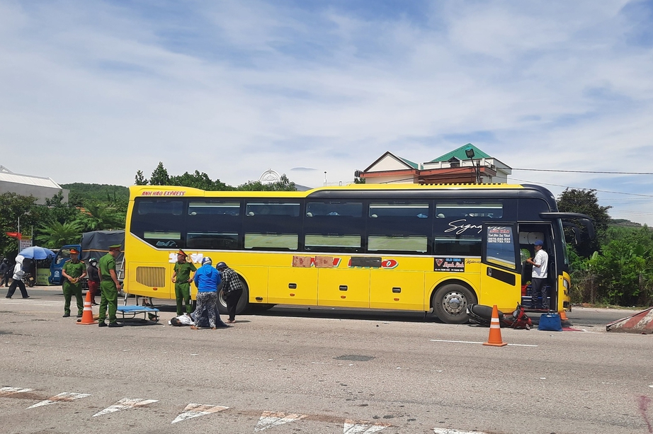 Xe khách va chạm với xe máy trên QL1 làm một người tử vong- Ảnh 1. Xe khách va chạm với xe máy trên QL1 làm một người tử vong- Ảnh 1.