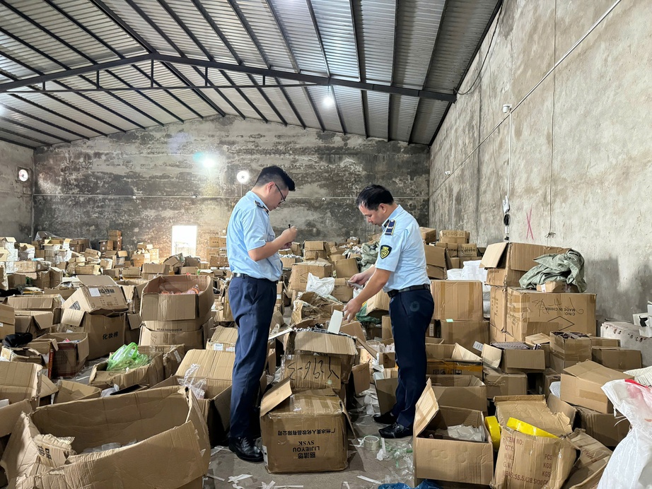 Triệt ph&aacute; kho h&agrave;ng khủng nguồn từ Trung Quốc, li&ecirc;n kết với h&agrave;ng trăm t&agrave;i khoản TikTok- Ảnh 1.