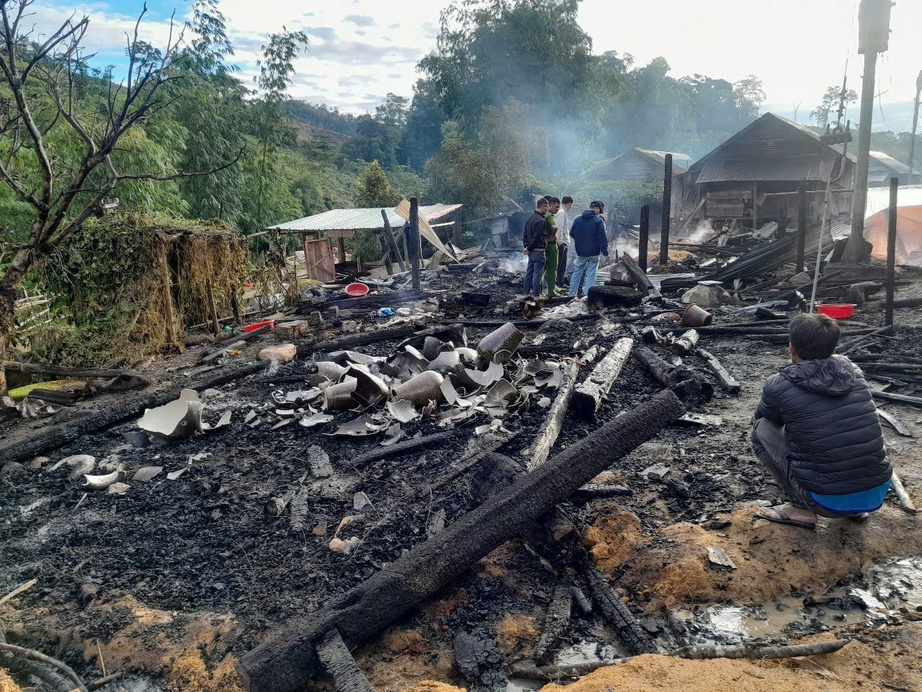 Hỏa hoạn trong đ&ecirc;m thi&ecirc;u rụi hai căn nh&agrave; của hai mẹ con, con trai 19 tuổi tử vong- Ảnh 2.