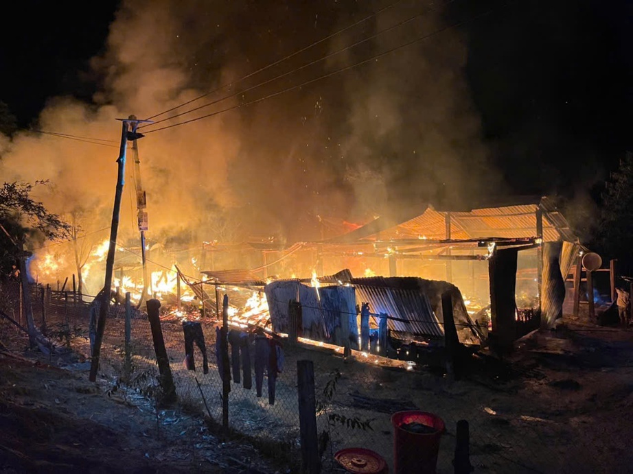 Hỏa hoạn trong đ&ecirc;m thi&ecirc;u rụi hai căn nh&agrave; của hai mẹ con, con trai 19 tuổi tử vong- Ảnh 1.