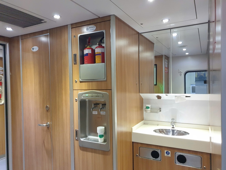 Check-in tàu hỏa hạng sang Hà Nội - Đồng Hới: Giường êm, view đẹp, dịch vụ chuẩn khách sạn- Ảnh 6. Check-in tàu hỏa hạng sang Hà Nội - Đồng Hới: Giường êm, view đẹp, dịch vụ chuẩn khách sạn- Ảnh 6.