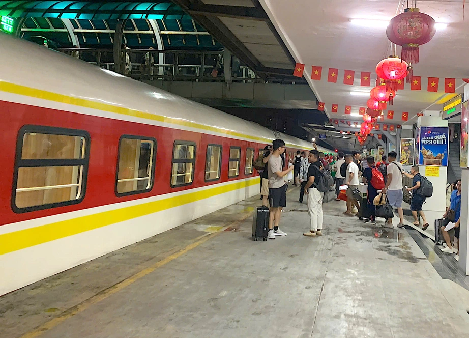 Check-in tàu hỏa hạng sang Hà Nội - Đồng Hới: Giường êm, view đẹp, dịch vụ chuẩn khách sạn- Ảnh 2. Check-in tàu hỏa hạng sang Hà Nội - Đồng Hới: Giường êm, view đẹp, dịch vụ chuẩn khách sạn- Ảnh 2.