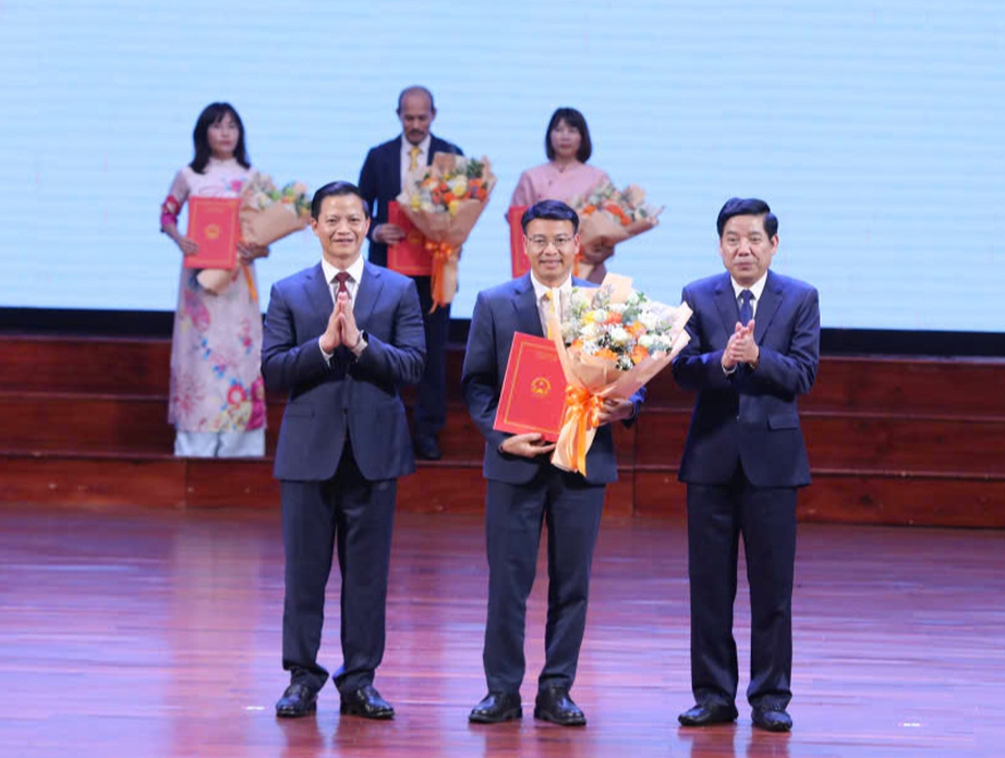 Ph&oacute; Thủ tướng Nguyễn H&ograve;a B&igrave;nh nhấn n&uacute;t khởi c&ocirc;ng dự &aacute;n x&acirc;y dựng nh&agrave; ở x&atilde; hội tại Bắc Ninh- Ảnh 1.