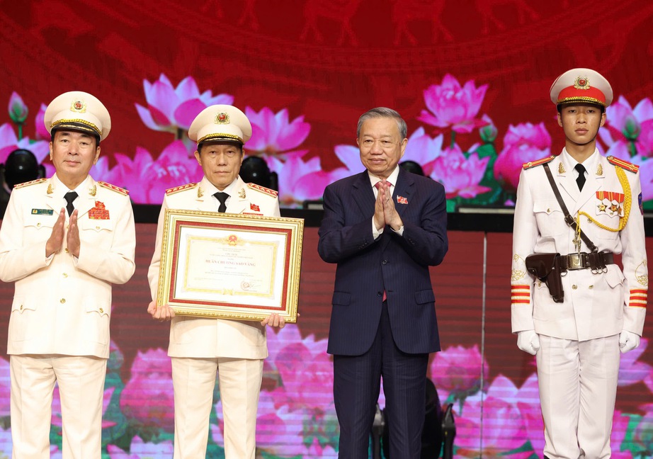 Tổng B&iacute; thư: C&ocirc;ng an nh&acirc;n d&acirc;n l&agrave; "l&aacute; chắn" v&agrave; "thanh kiếm" bảo vệ chế độ, bảo vệ nh&acirc;n d&acirc;n- Ảnh 4.