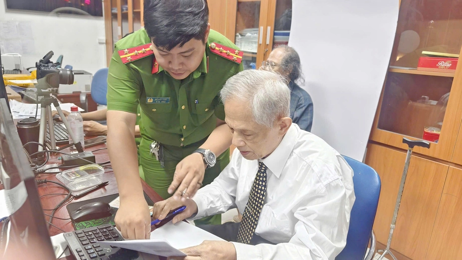 Hà Nội: Công an phường tận tụy ca tối, dân hài lòng- Ảnh 1. Hà Nội: Công an phường tận tụy ca tối, dân hài lòng- Ảnh 1.