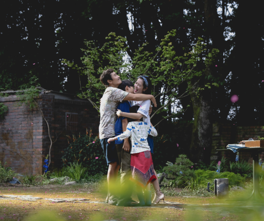 Son Ye Jin bị đạo diễn Park Chan Wook tố nói dối- Ảnh 4. Son Ye Jin bị đạo diễn Park Chan Wook tố nói dối- Ảnh 4.