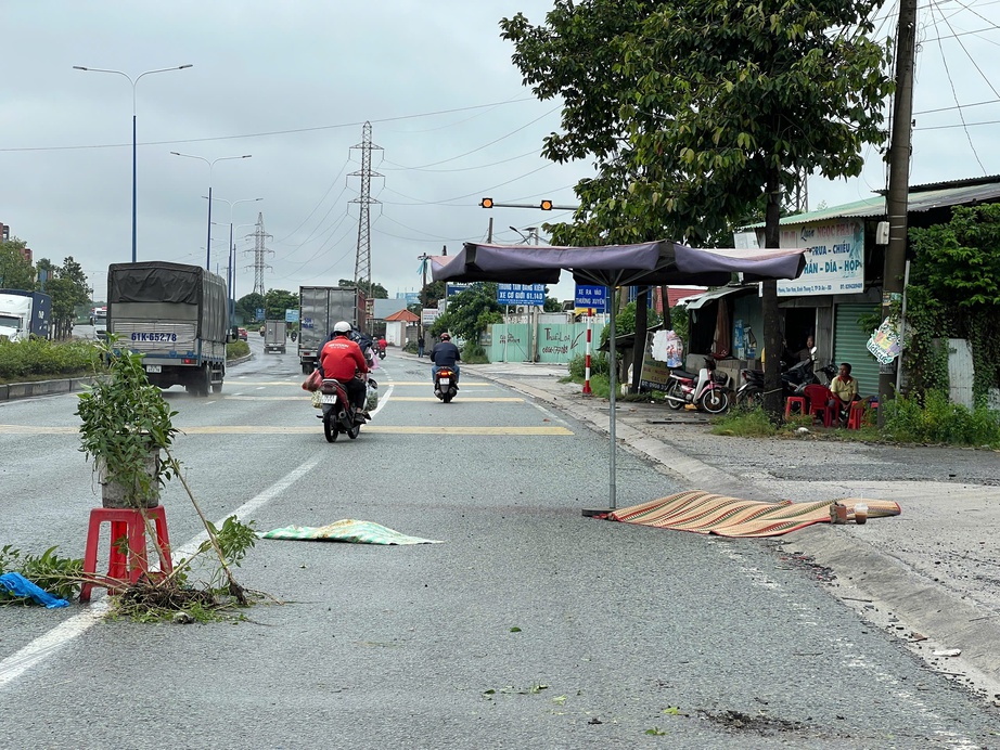 Người đ&agrave;n &ocirc;ng tử vong ở l&agrave;n xe m&aacute;y, nghi bị &ocirc; t&ocirc; c&aacute;n - Ảnh 1.