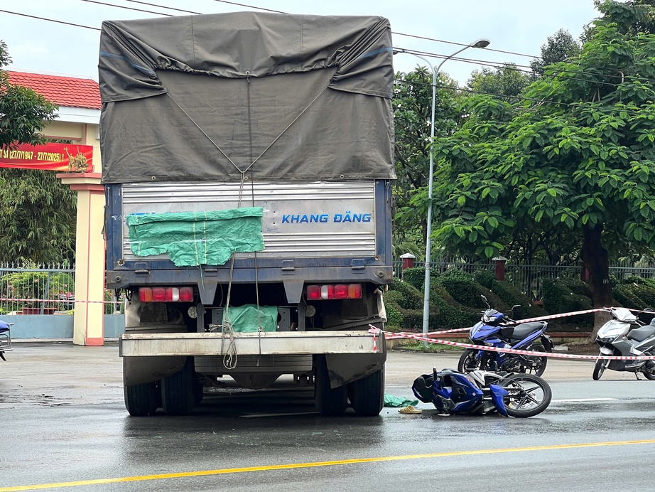 Xe m&aacute;y văng v&agrave;o b&aacute;nh xe tải sau c&uacute; phanh gấp, nam thanh ni&ecirc;n tử vong- Ảnh 1.