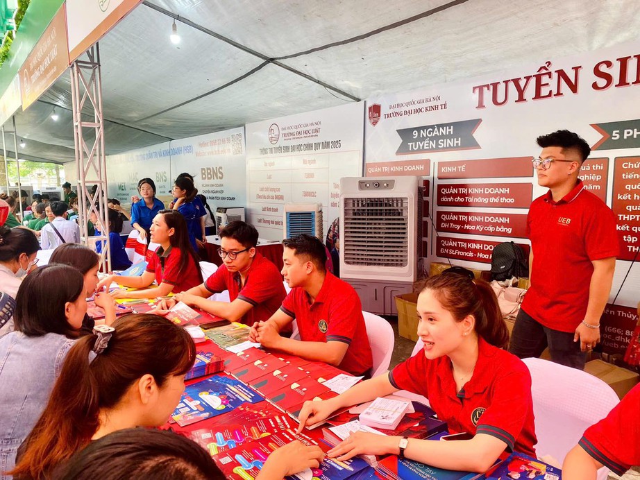 ĐH Kinh tế Quốc d&acirc;n c&ocirc;ng bố điểm chuẩn 2025, cao nhất 28,83 điểm- Ảnh 1.