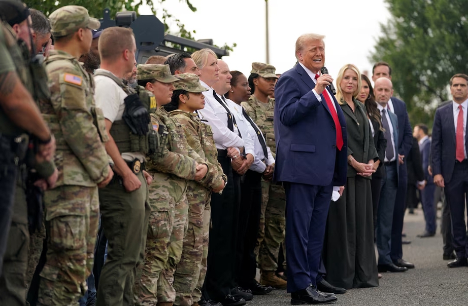 &Ocirc;ng Trump thăm cảnh s&aacute;t, qu&acirc;n đội tại Washington trong chiến dịch trấn &aacute;p tội phạm- Ảnh 1.