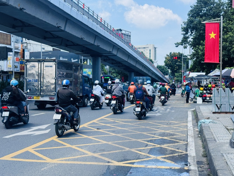 TP.HCM mở rộng vạch mắt v&otilde;ng tại 12 giao lộ: Giải ph&aacute;p giảm kẹt xe, tăng hiệu quả rẽ phải- Ảnh 2.