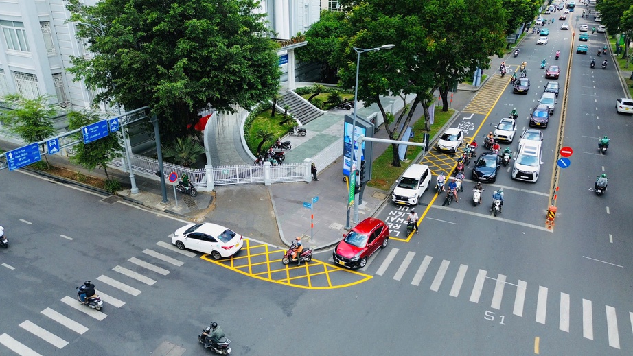TP.HCM mở rộng vạch mắt v&otilde;ng tại 12 giao lộ: Giải ph&aacute;p giảm kẹt xe, tăng hiệu quả rẽ phải- Ảnh 1.