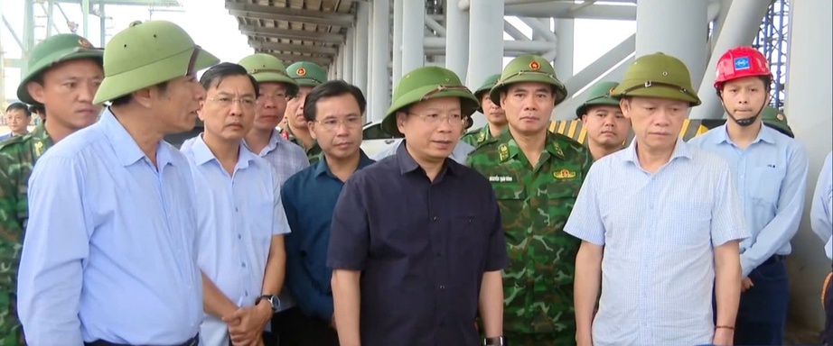 Nhiều địa phương ở miền Trung cấm biển trước khi b&atilde;o số 5 đổ bộ- Ảnh 5.