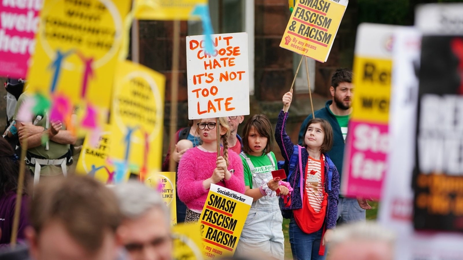 Anh: Biểu t&igrave;nh rầm rộ, phản đối việc d&ugrave;ng kh&aacute;ch sạn l&agrave;m nơi ở cho người xin tị nạn- Ảnh 1.