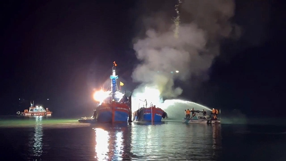 Ch&aacute;y t&agrave;u c&aacute; trong đ&ecirc;m ở Quảng Ng&atilde;i, thiệt hại hơn 1 tỷ đồng- Ảnh 2.