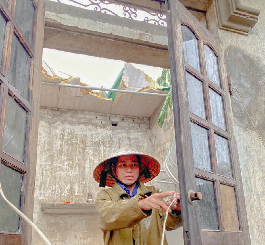 Nhiều người chết lặng khi từ nơi sơ tán tránh bão số 5 trở về nhà- Ảnh 3. Nhiều người chết lặng khi từ nơi sơ tán tránh bão số 5 trở về nhà- Ảnh 3.