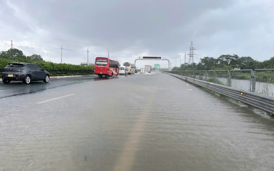Cao tốc Ph&aacute;p V&acirc;n - Cầu Giẽ ngập sau mưa lớn, đơn vị quản l&yacute; khai th&aacute;c n&oacute;i g&igrave;?- Ảnh 1.