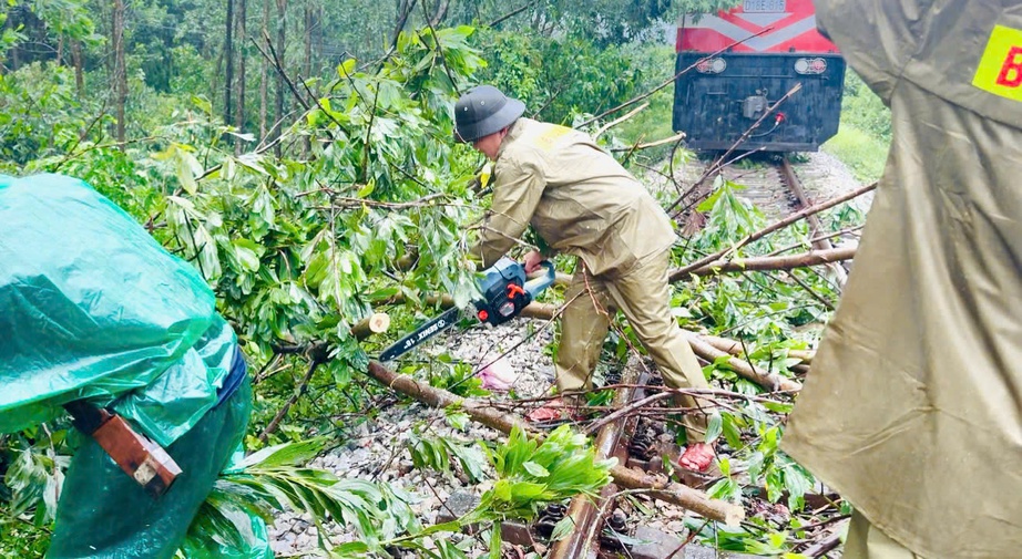 Giao th&ocirc;ng ổn định nhanh ch&oacute;ng sau b&atilde;o số 5, thiệt hại được khắc phục ngay trong đ&ecirc;m- Ảnh 2.